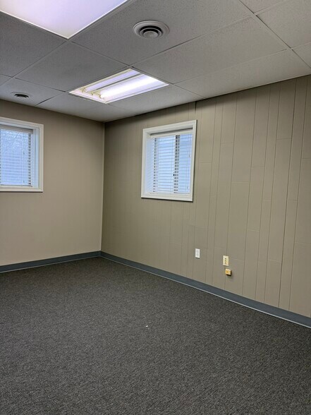 More Photos Of 3911 N Oak Tfwy, Kansas City Office For Sale