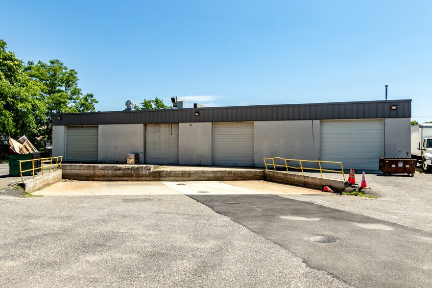 More Photos Of 355-365 Wyandanch Ave, Babylon Warehouse For Lease