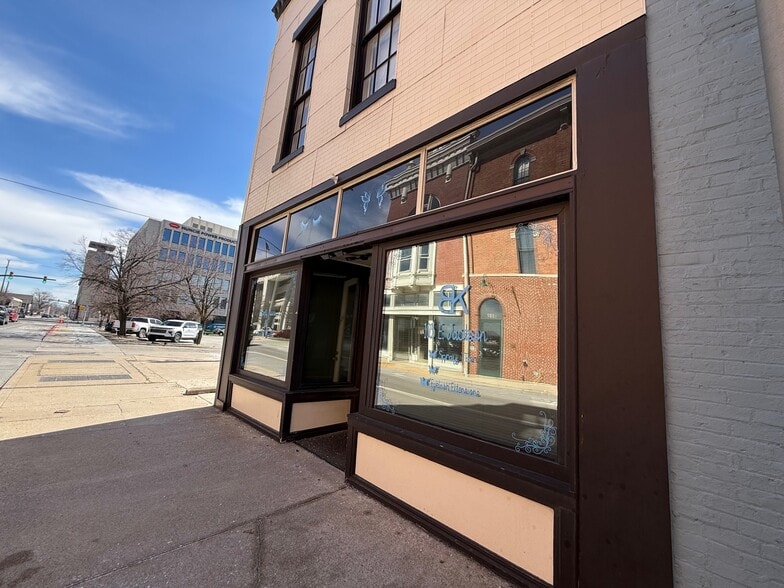 More Photos Of 105 E Jackson St, Muncie Storefront For Lease