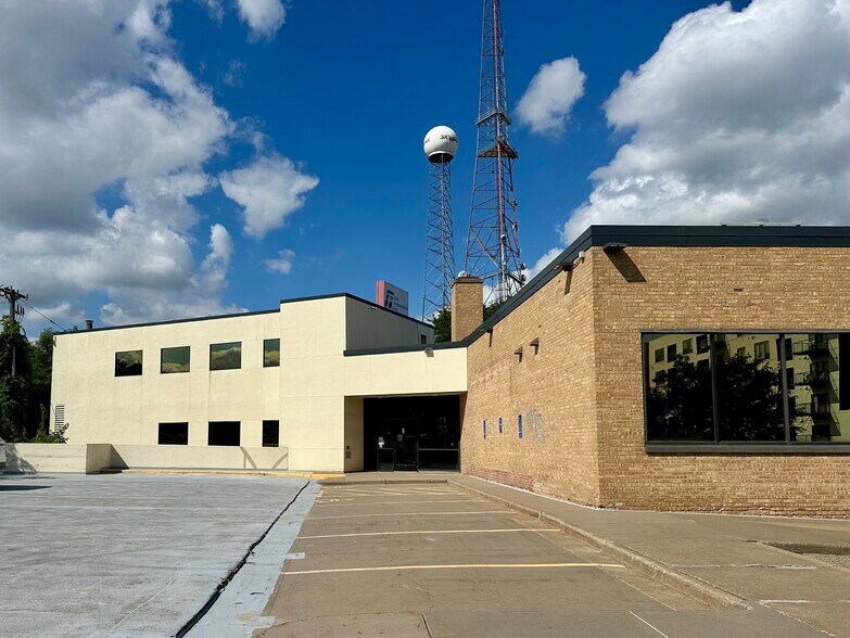 More Photos Of 3410-3430 SE University Ave, Minneapolis General Retail For Sale