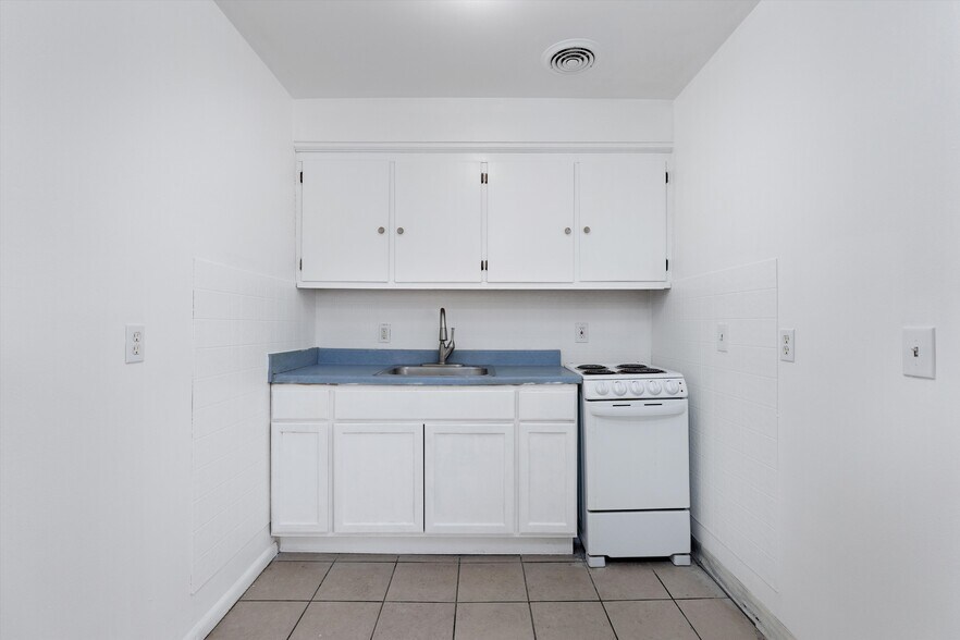 More Photos Of 4470-4480 E Outer Dr, Detroit Apartments For Sale