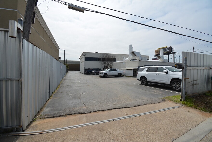More Photos Of 5610-5613 Southwest Fwy, Houston Mixed Retail For Lease
