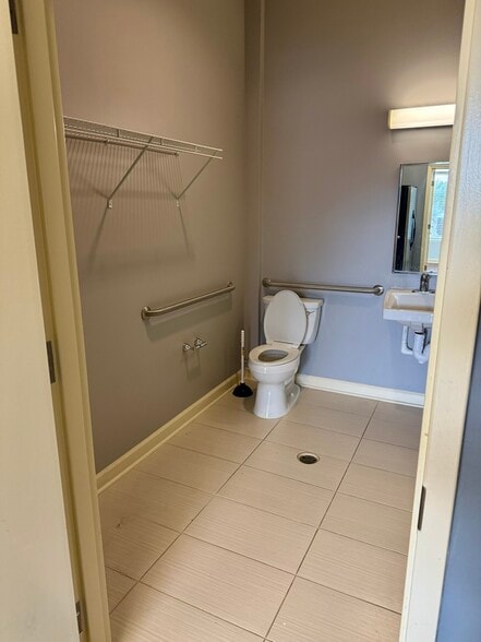 More Photos Of 101 E Market St, Smithfield Office For Lease