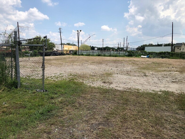 More Photos Of 8010 Cypress St, Houston Land For Lease