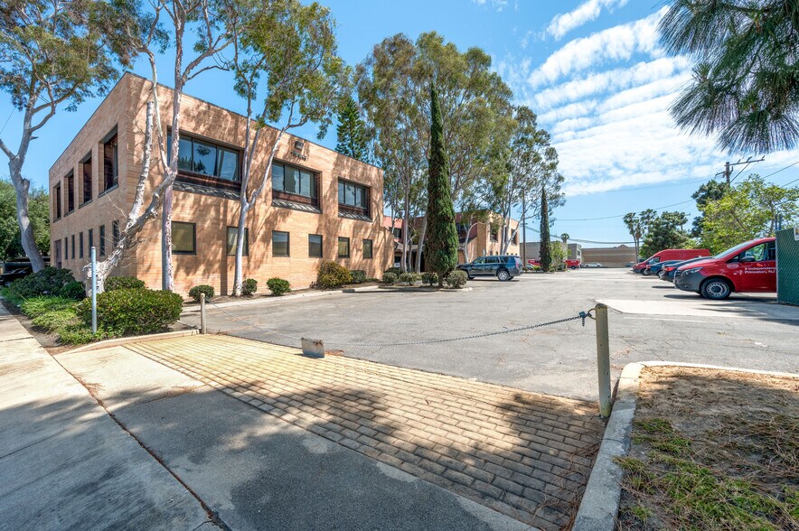 More Photos Of 1982-1984 Obispo Ave, Signal Hill Office For Lease
