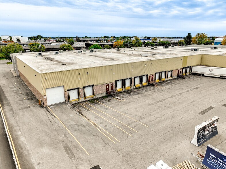 More Photos Of 1925-1985 Boul Hymus, Dorval Light Distribution For Lease