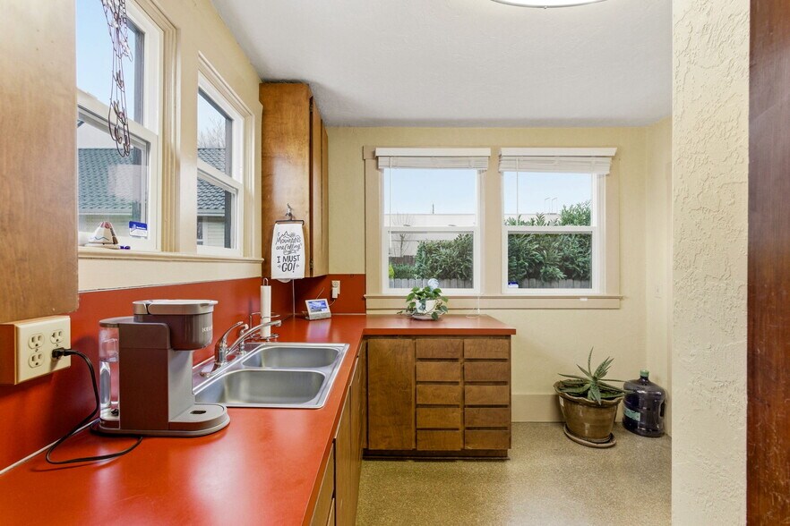 More Photos Of 830 Saginaw St S, Salem Medical For Sale