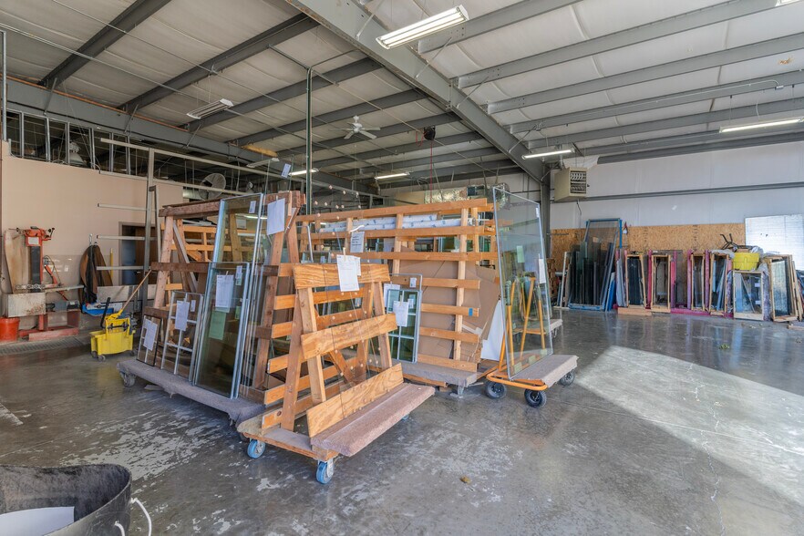 More Photos Of 1324-1328 SW Market St, Lee's Summit Warehouse For Lease