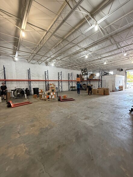 More Photos Of 220 W 24th St, Hialeah Showroom For Lease