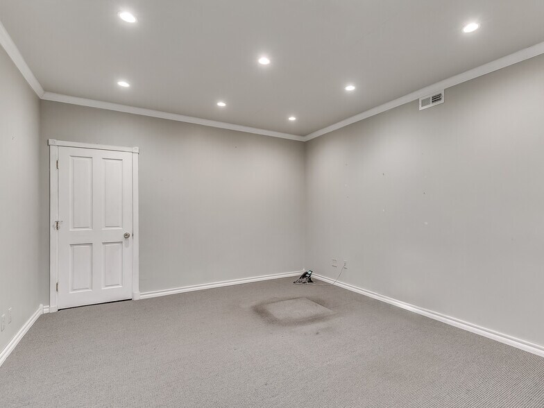 More Photos Of 1420 Linwood Blvd, Oklahoma City Office For Sale
