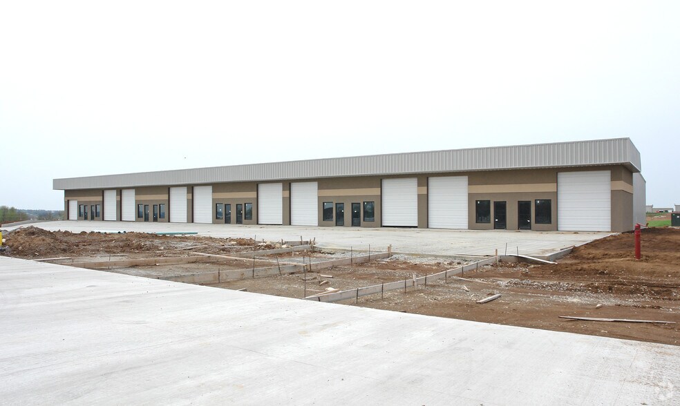 More Photos Of 1201-1221 NW Pamela Blvd, Grain Valley Warehouse For Lease