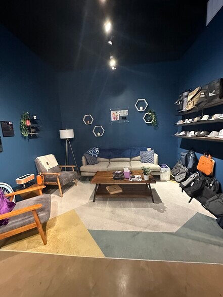 More Photos Of 2612 W Waggoman St, Fort Worth Office For Sale