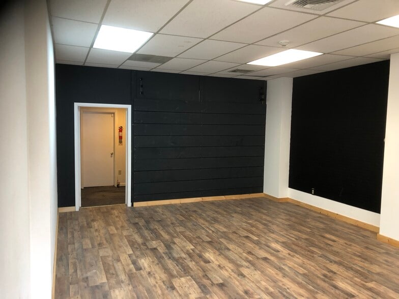 More Photos Of 321 Main St, Cornwall General Retail For Lease