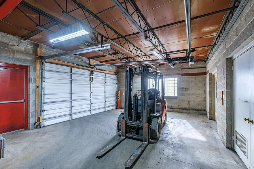 More Photos Of 4115 N 6th St, Harrisburg Warehouse For Lease