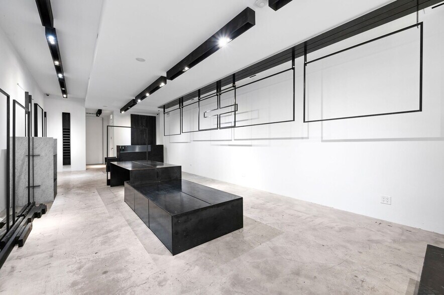 More Photos Of 1751 W Division St, Chicago Storefront Retail Residential For Lease