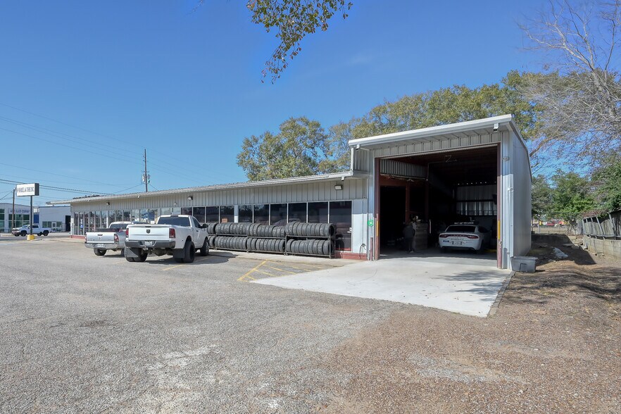 More Photos Of 202 N Frazier St, Conroe Freestanding For Sale
