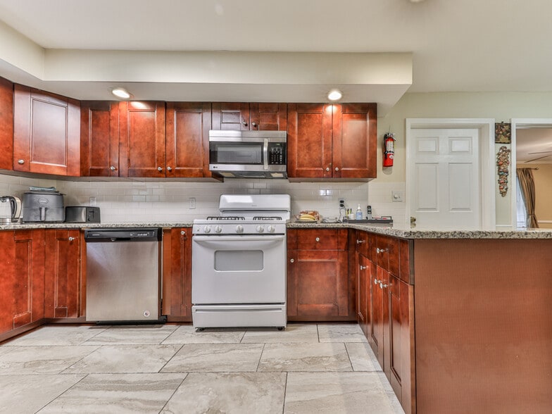 More Photos Of 3605 Shallowford Rd, Marietta Healthcare For Sale