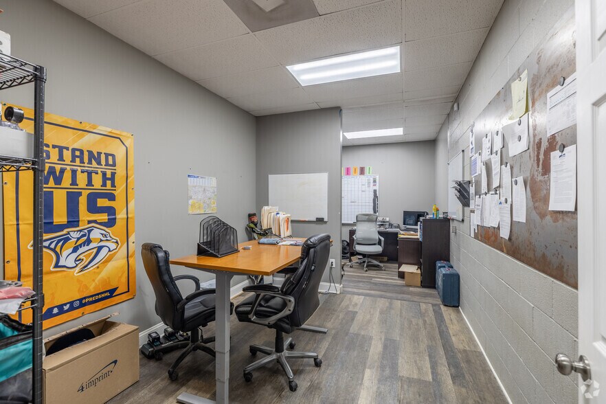 More Photos Of 2526-2530 Duplex Rd, Spring Hill Showroom For Sale