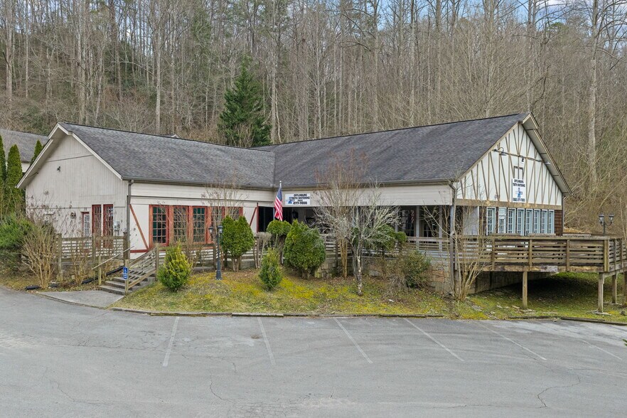 More Photos Of 170 Glades Rd, Gatlinburg Freestanding For Sale
