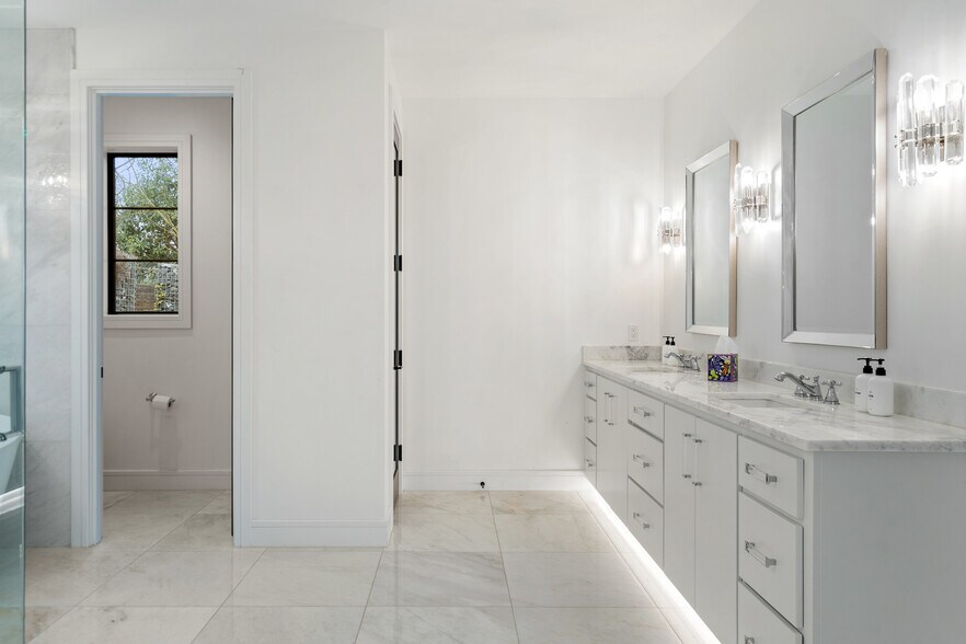 More Photos Of 106 E College St, Fredericksburg Specialty For Sale