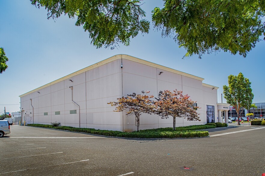 More Photos Of 1827 E Spring St, Long Beach Showroom For Sale