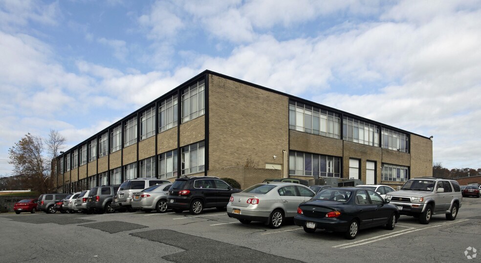 More Photos Of 1 DuPont St, Plainview Flex For Lease