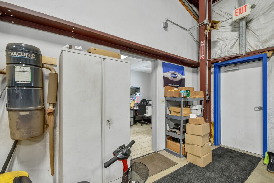 More Photos Of 844 Ontario Rd, Green Bay Showroom For Sale