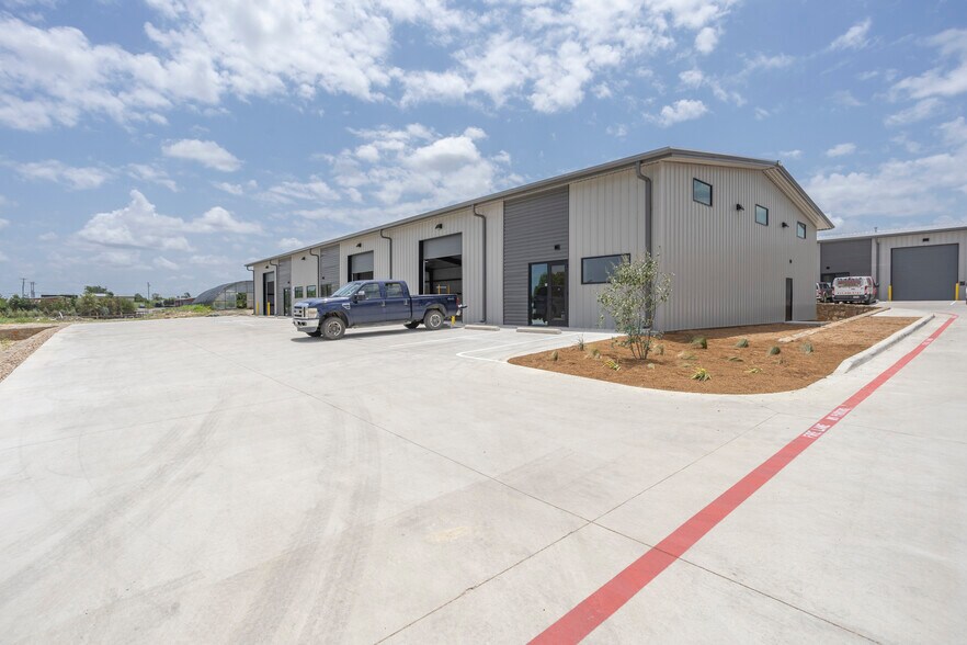 More Photos Of 6451 Silver Saddle Rd, Fort Worth Warehouse For Lease