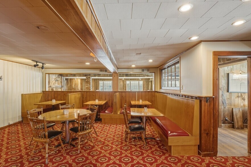 More Photos Of 650 N Main St, Sheffield Restaurant For Sale