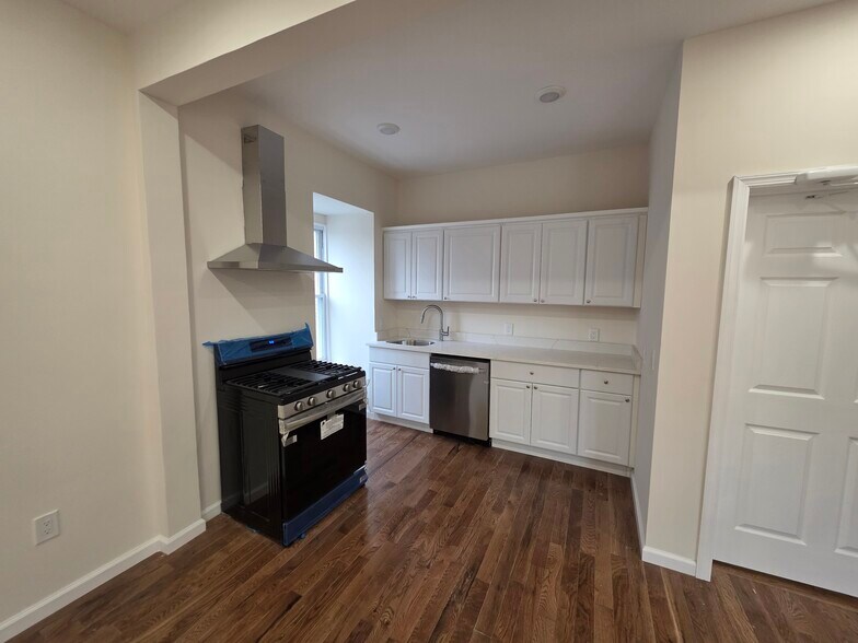 More Photos Of 664 Bergen Ave, Jersey City Storefront Retail Residential For Sale