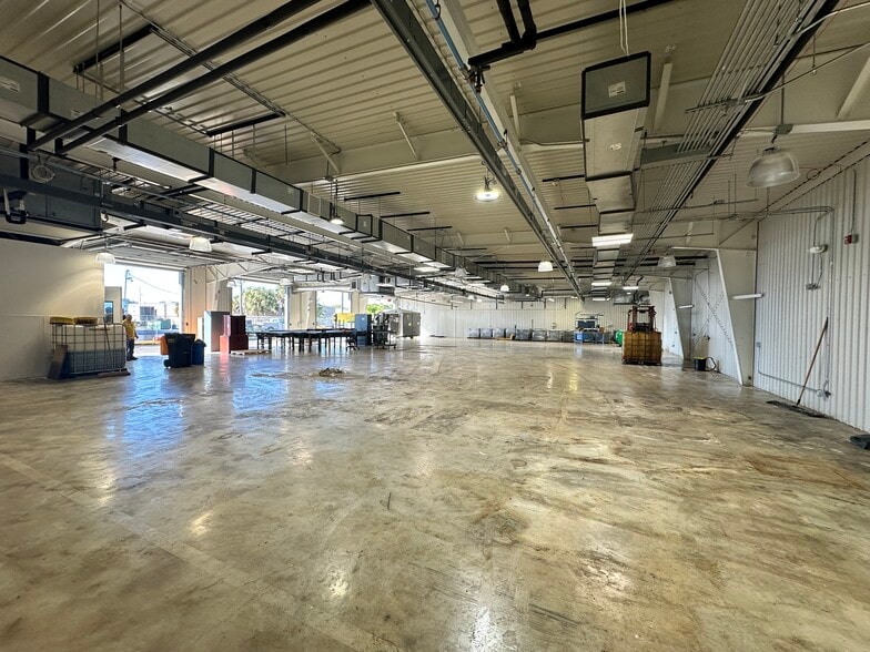 More Photos Of 3577 Mercantile Ave, Naples Warehouse For Lease
