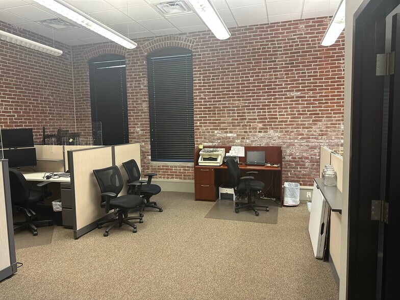 More Photos Of 290 Missouri Ave, Clarksville Office For Lease