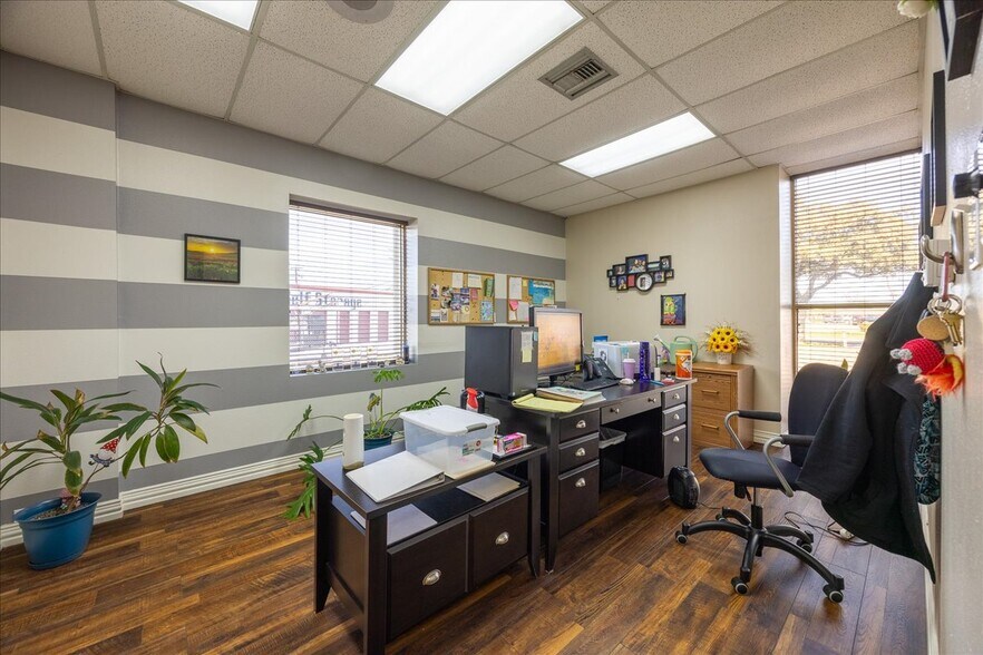 More Photos Of 812 Lexington Dr, Plano Office For Sale