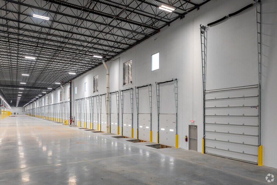 More Photos Of 7995 Bowen Road, Palmetto Distribution For Lease