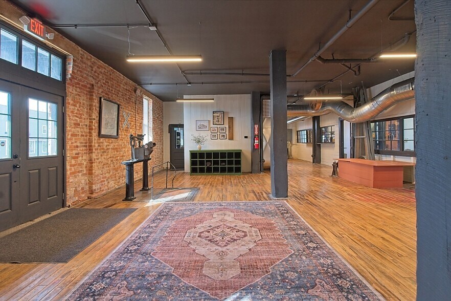 More Photos Of 101 W Broadway St, Tipp City Showroom For Lease