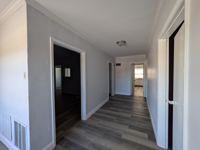 More Photos Of 1434-1436 Chambers Rd, Saint Louis Veterinarian Kennel For Sale