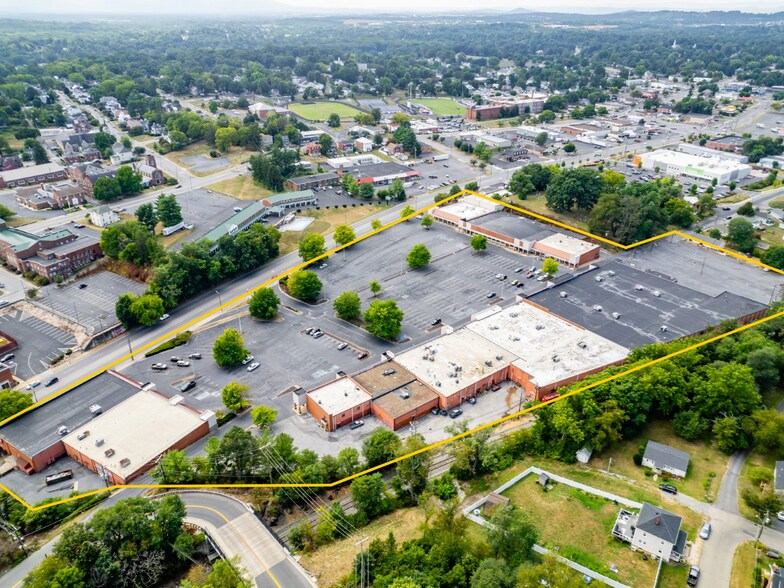 More Photos Of 801-901 W Broad St, Waynesboro Unknown For Lease