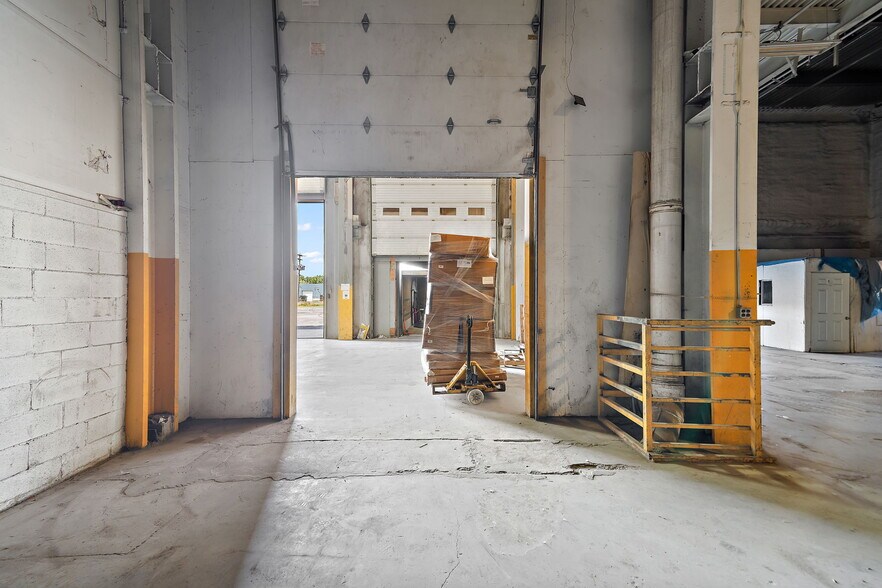 More Photos Of 35-75 Rue De L'acier, Coteau-du-lac Manufacturing For Sale