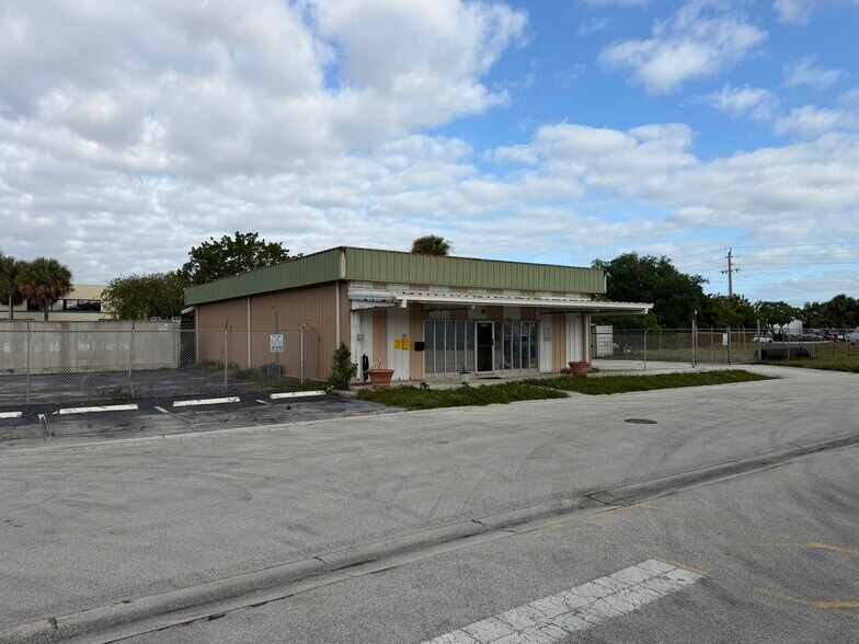 More Photos Of 5511 NW 22nd Ave, Fort Lauderdale Showroom For Lease