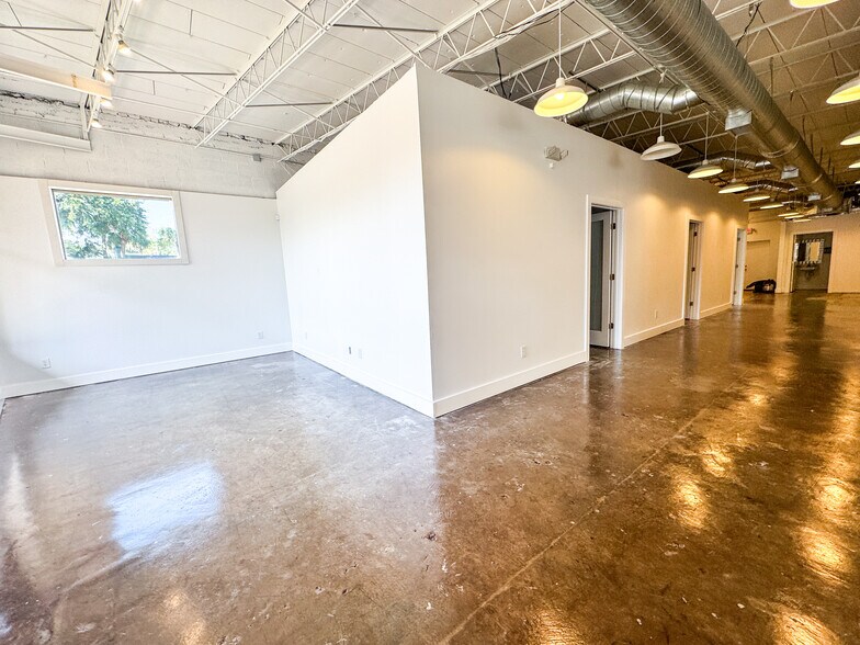 More Photos Of 920 Dauphin St, Mobile Office For Sale