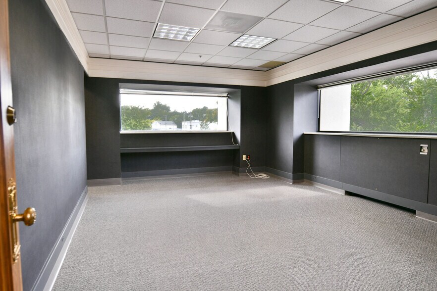 More Photos Of 108 Main Ave SW, Warren Office Residential For Lease