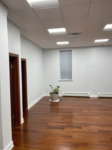More Photos Of 1527 Franklin Ave, Mineola Office For Lease