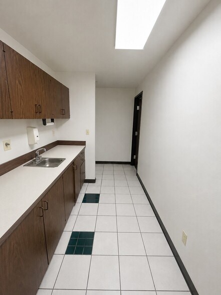 More Photos Of 21561-21591 Surveyor Cir, Huntington Beach Manufacturing For Sale