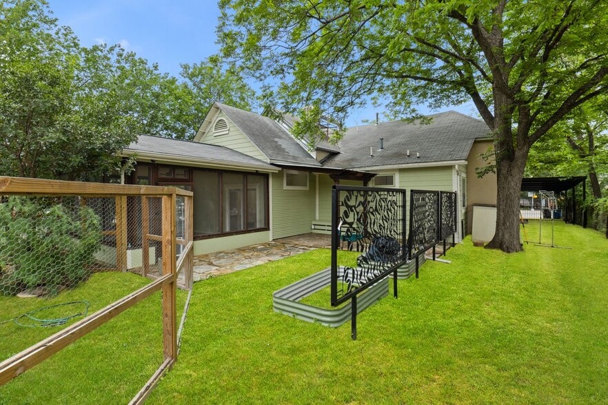 More Photos Of 1012 N Flores St, San Antonio General Retail For Sale