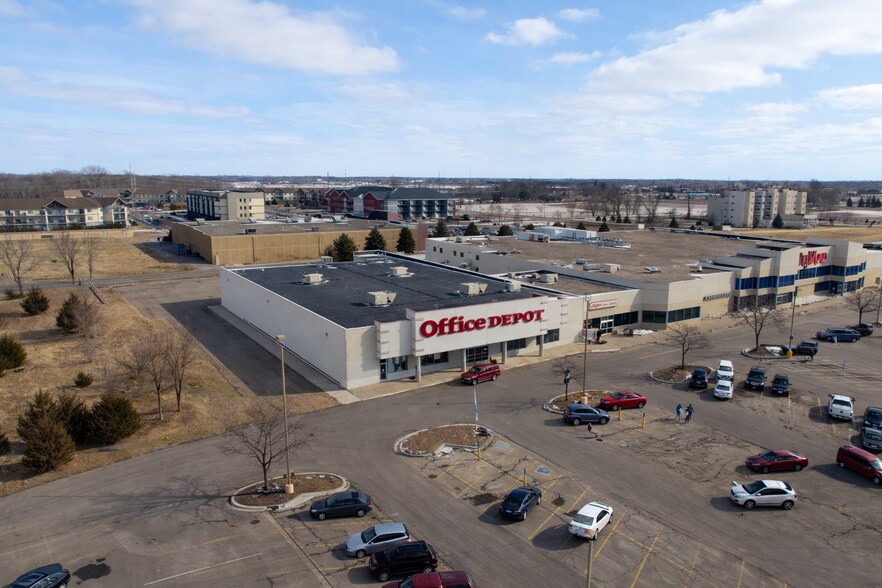 More Photos Of 2020 Adams St, Mankato General Retail For Sale