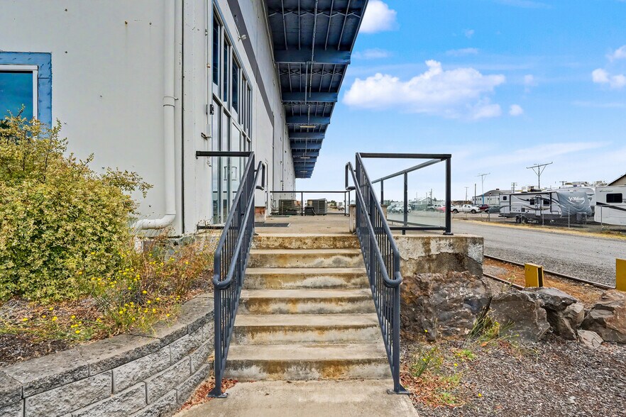 More Photos Of 2729 Pacific Blvd SW, Albany Warehouse For Lease