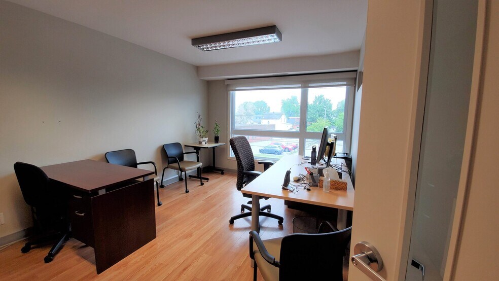 More Photos Of 3258 Grande Allée, Saint-hubert General Retail For Sale