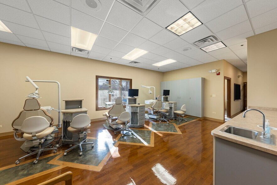 More Photos Of 1001 E Chicago Ave, Naperville Office For Sale