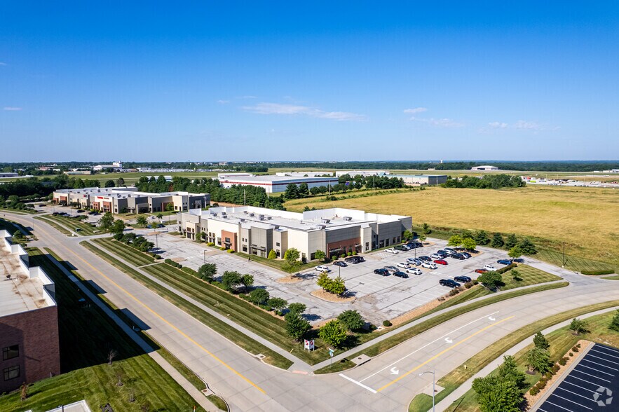 More Photos Of 2700-2740 Independence Ave, Lee's Summit Light Distribution For Lease