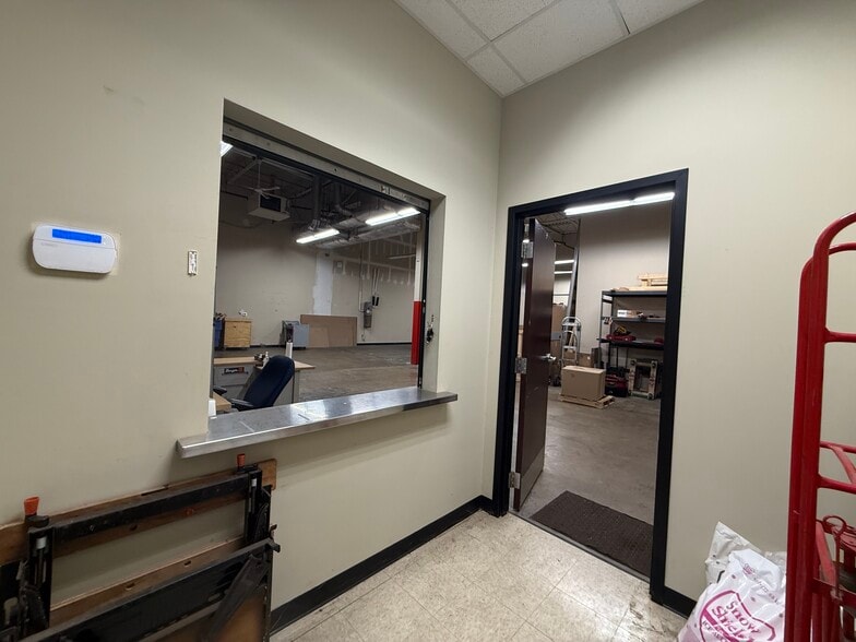 More Photos Of 11 Penns Trl, Newtown Light Distribution For Lease